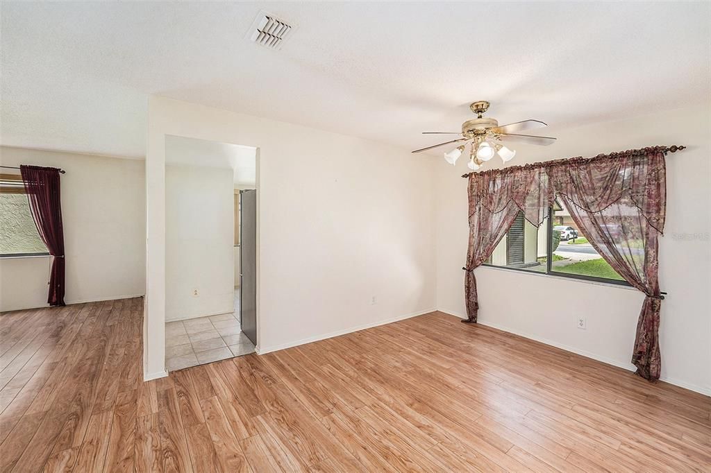 合同活跃: $250,000 (2 贝兹, 2 浴室, 1309 平方英尺)