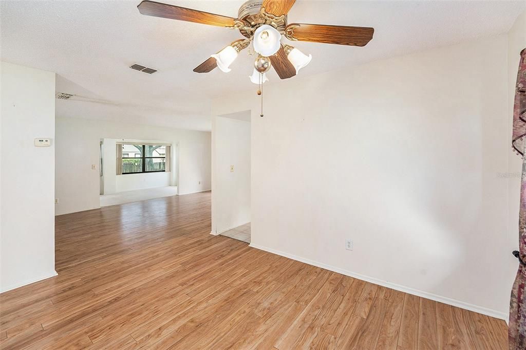 合同活跃: $250,000 (2 贝兹, 2 浴室, 1309 平方英尺)