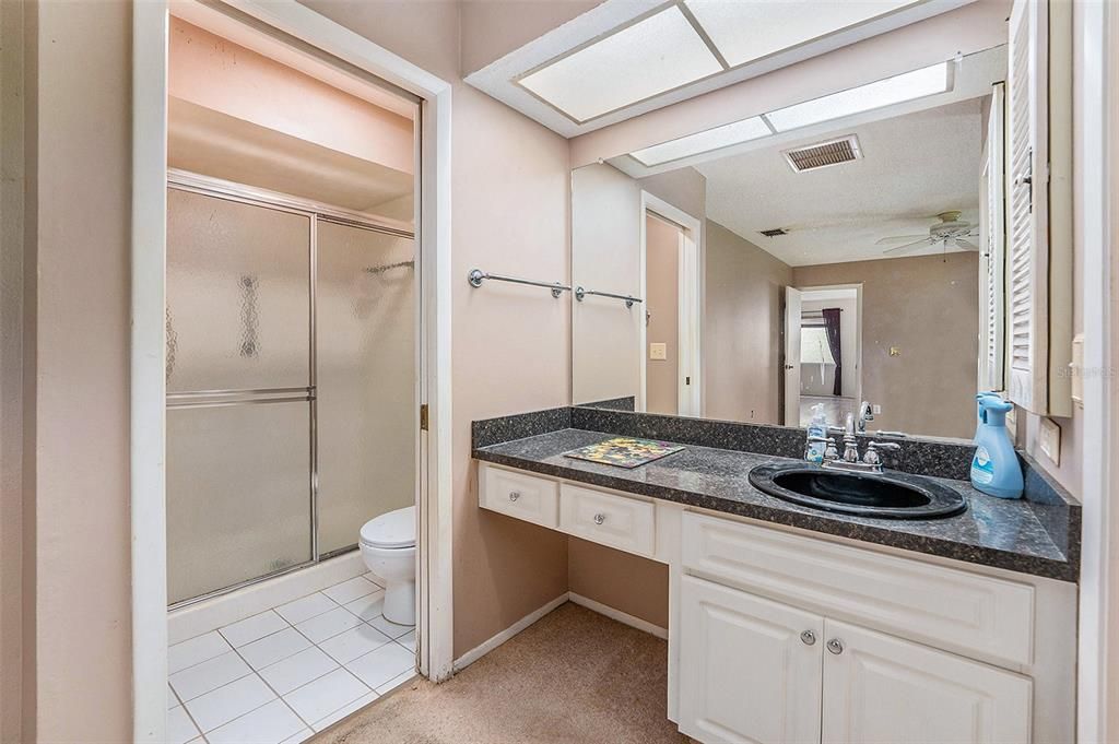 合同活跃: $250,000 (2 贝兹, 2 浴室, 1309 平方英尺)