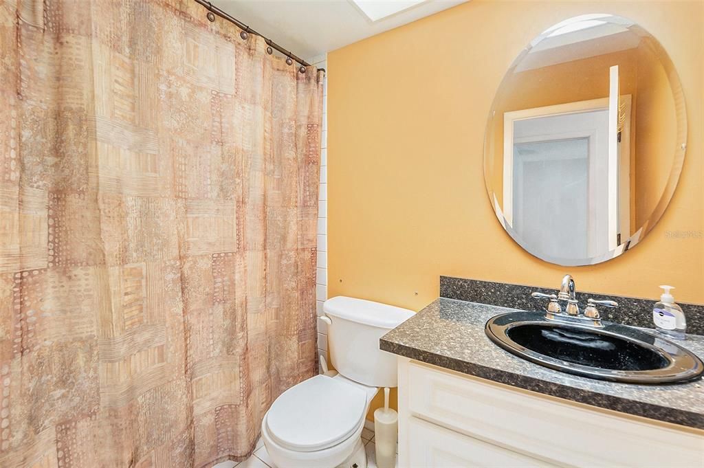 合同活跃: $250,000 (2 贝兹, 2 浴室, 1309 平方英尺)