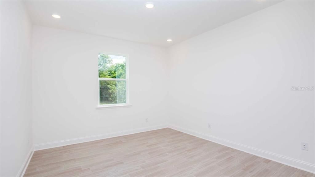 合同活跃: $394,900 (4 贝兹, 3 浴室, 2434 平方英尺)