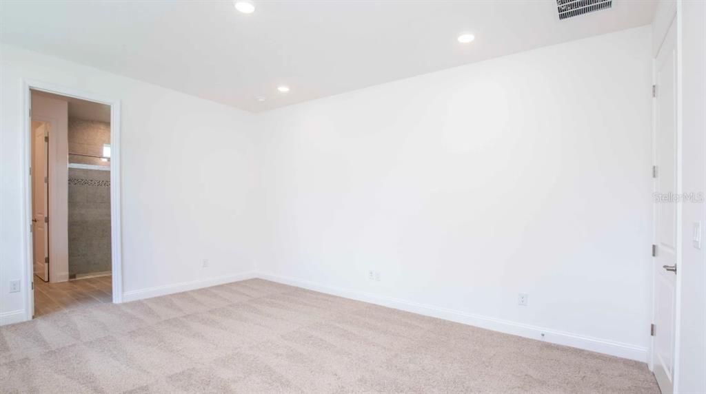 合同活跃: $394,900 (4 贝兹, 3 浴室, 2434 平方英尺)