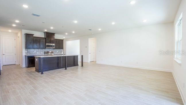 合同活跃: $394,900 (4 贝兹, 3 浴室, 2434 平方英尺)