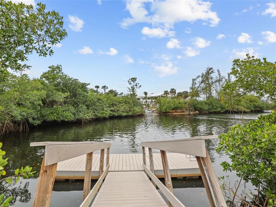 For Sale: $879,900 (4 beds, 2 baths, 2295 Square Feet)