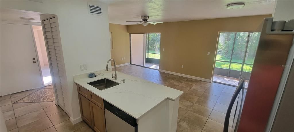 For Sale: $210,000 (2 beds, 2 baths, 897 Square Feet)