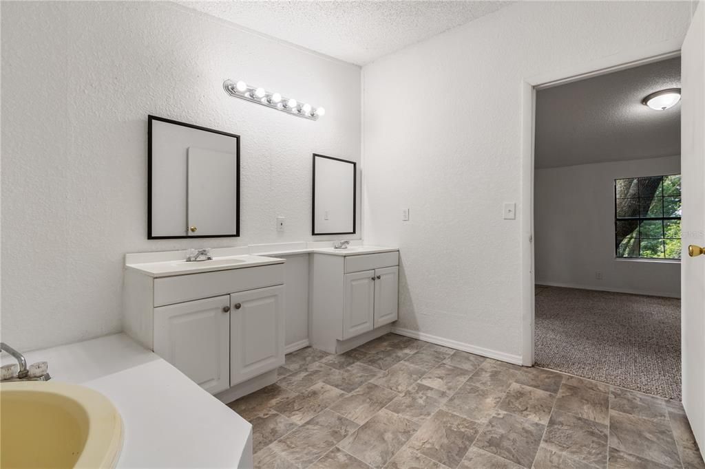 合同活跃: $138,000 (3 贝兹, 2 浴室, 1512 平方英尺)