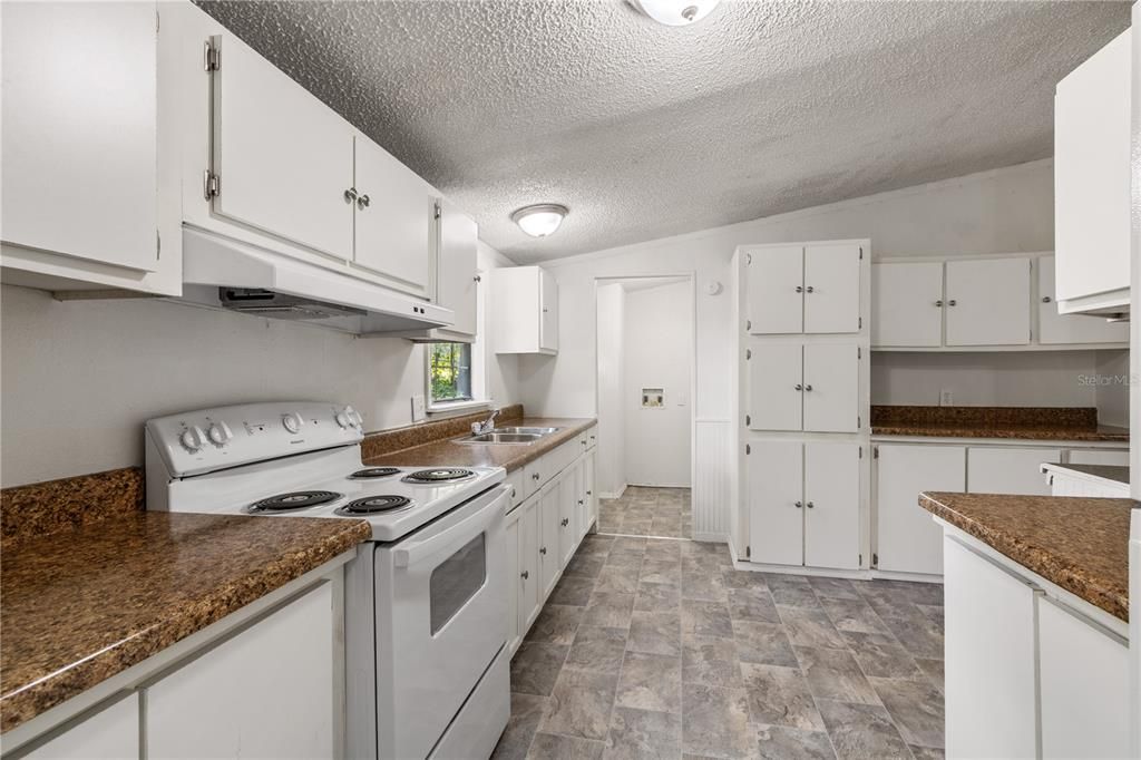 合同活跃: $138,000 (3 贝兹, 2 浴室, 1512 平方英尺)