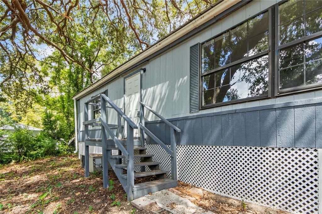 合同活跃: $138,000 (3 贝兹, 2 浴室, 1512 平方英尺)