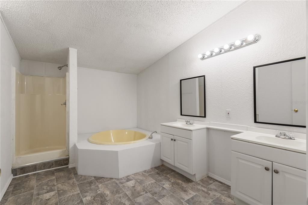 合同活跃: $138,000 (3 贝兹, 2 浴室, 1512 平方英尺)