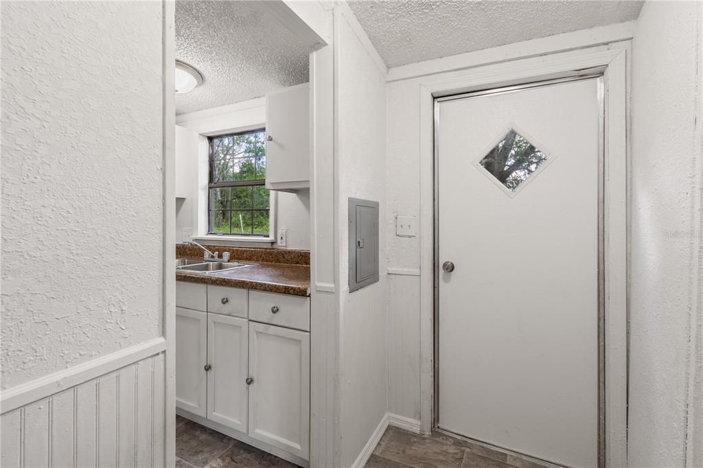 合同活跃: $138,000 (3 贝兹, 2 浴室, 1512 平方英尺)