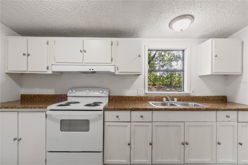 合同活跃: $138,000 (3 贝兹, 2 浴室, 1512 平方英尺)