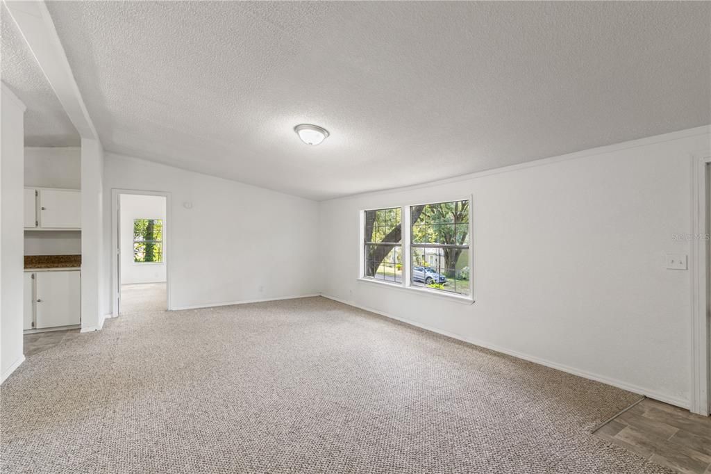 合同活跃: $138,000 (3 贝兹, 2 浴室, 1512 平方英尺)