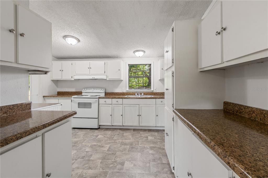 合同活跃: $138,000 (3 贝兹, 2 浴室, 1512 平方英尺)