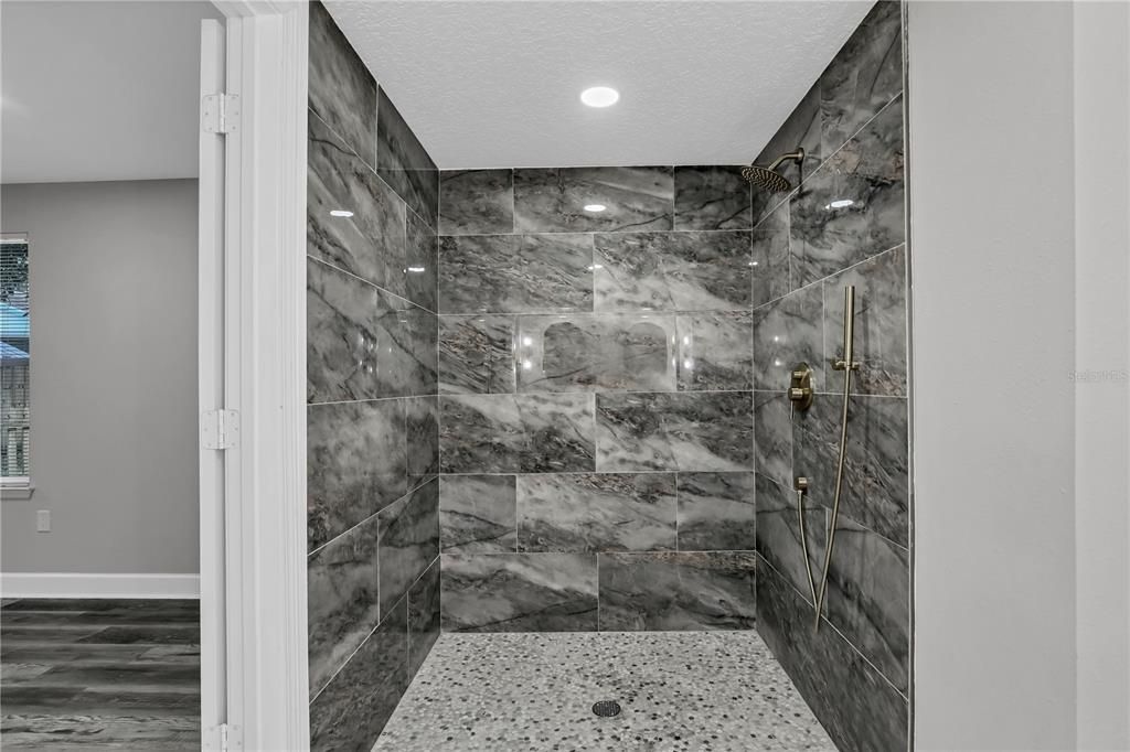 En Venta: $395,000 (4 camas, 3 baños, 2472 Pies cuadrados)