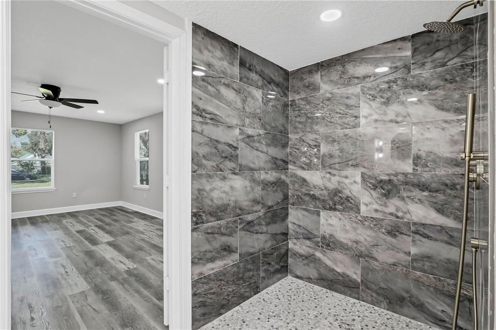 En Venta: $395,000 (4 camas, 3 baños, 2472 Pies cuadrados)