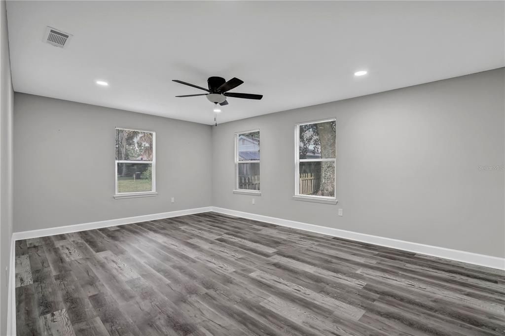 En Venta: $395,000 (4 camas, 3 baños, 2472 Pies cuadrados)