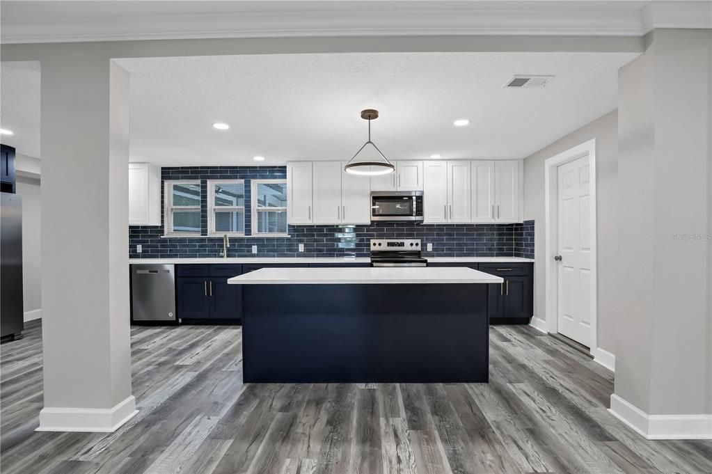 En Venta: $395,000 (4 camas, 3 baños, 2472 Pies cuadrados)