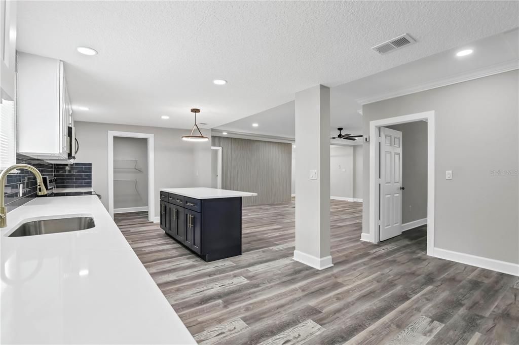 En Venta: $395,000 (4 camas, 3 baños, 2472 Pies cuadrados)