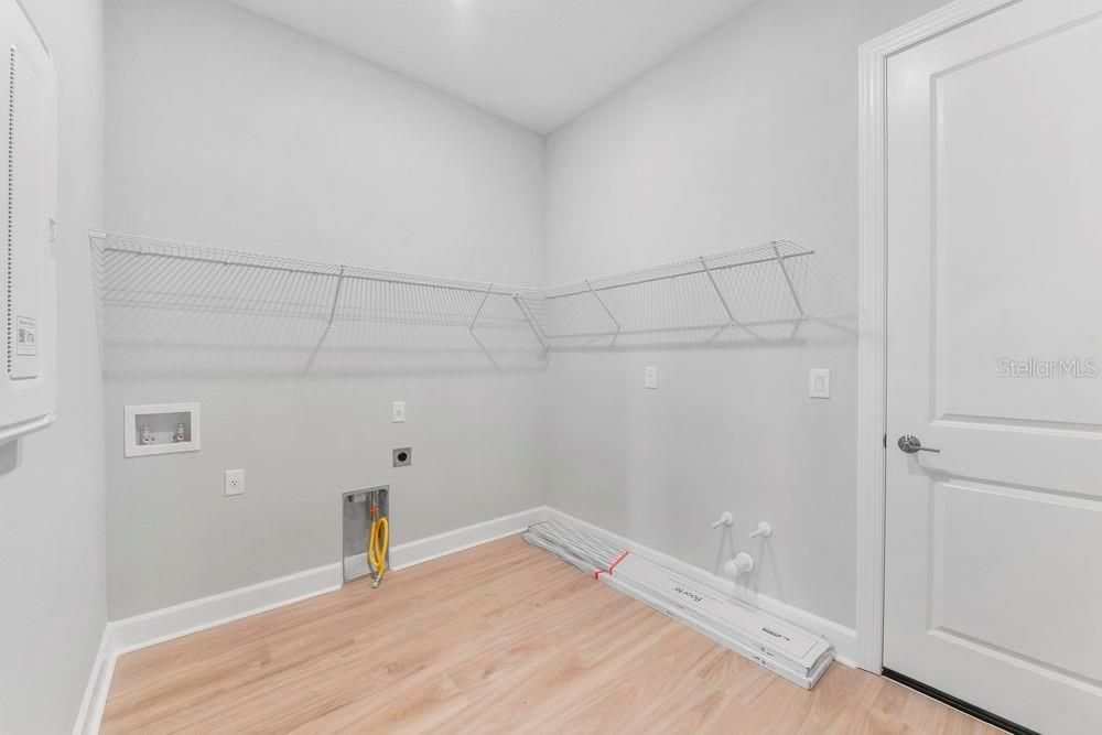 合同活跃: $899,265 (3 贝兹, 3 浴室, 3004 平方英尺)