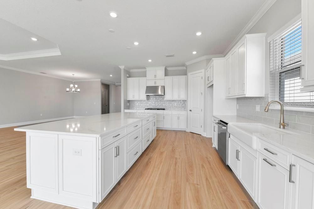 合同活跃: $899,265 (3 贝兹, 3 浴室, 3004 平方英尺)