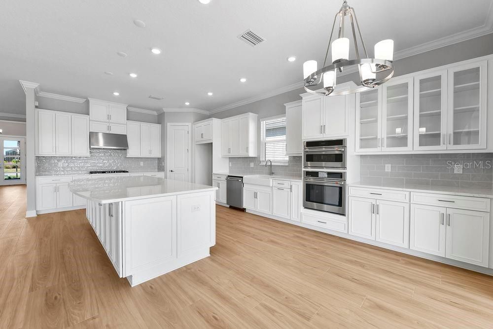 合同活跃: $899,265 (3 贝兹, 3 浴室, 3004 平方英尺)