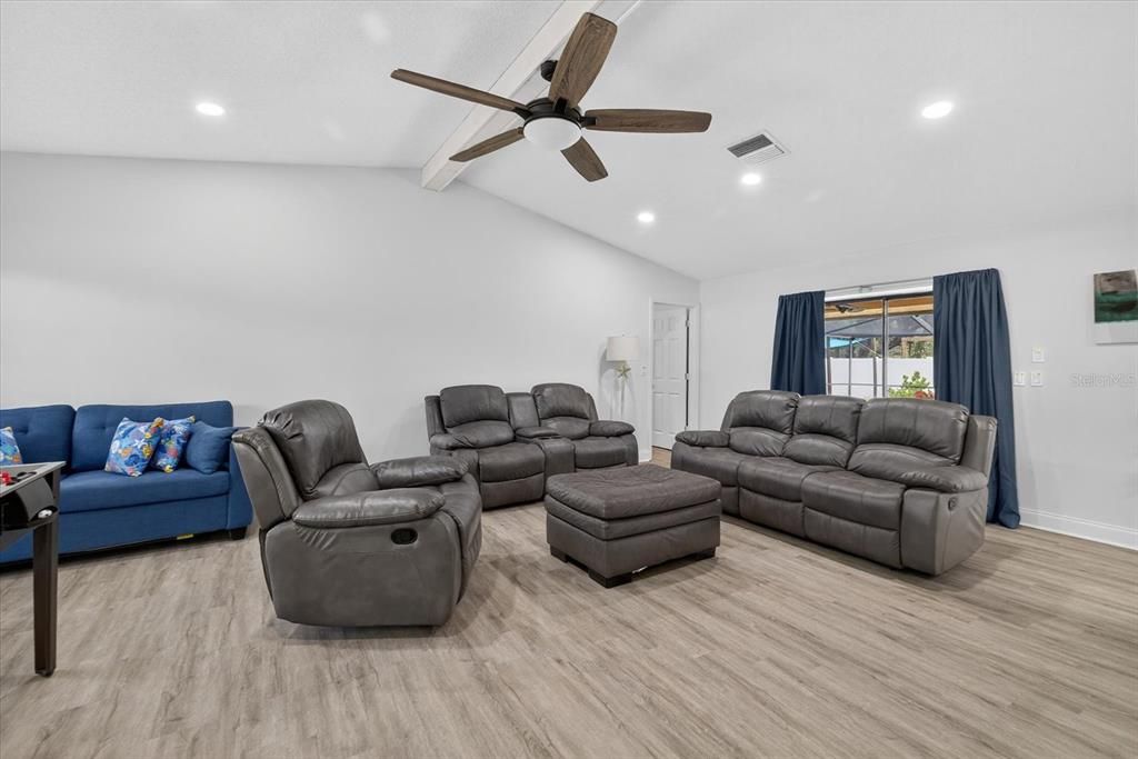 Activo con contrato: $418,000 (3 camas, 2 baños, 1767 Pies cuadrados)