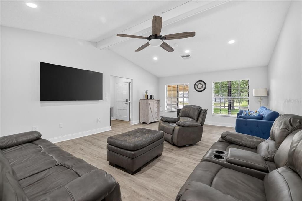 Activo con contrato: $418,000 (3 camas, 2 baños, 1767 Pies cuadrados)