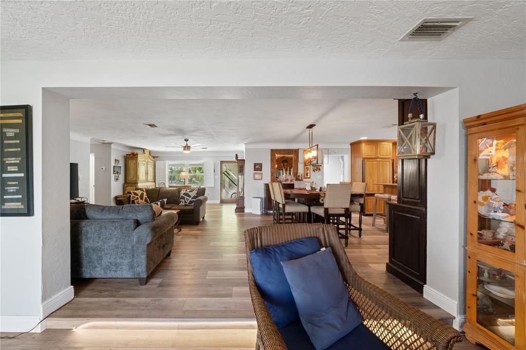 Под контрактом: $950,000 (3 спален, 3 ванн, 2072 Квадратных фут)