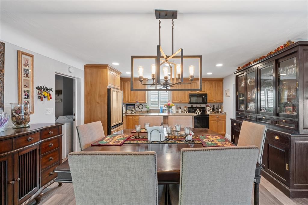 Под контрактом: $950,000 (3 спален, 3 ванн, 2072 Квадратных фут)