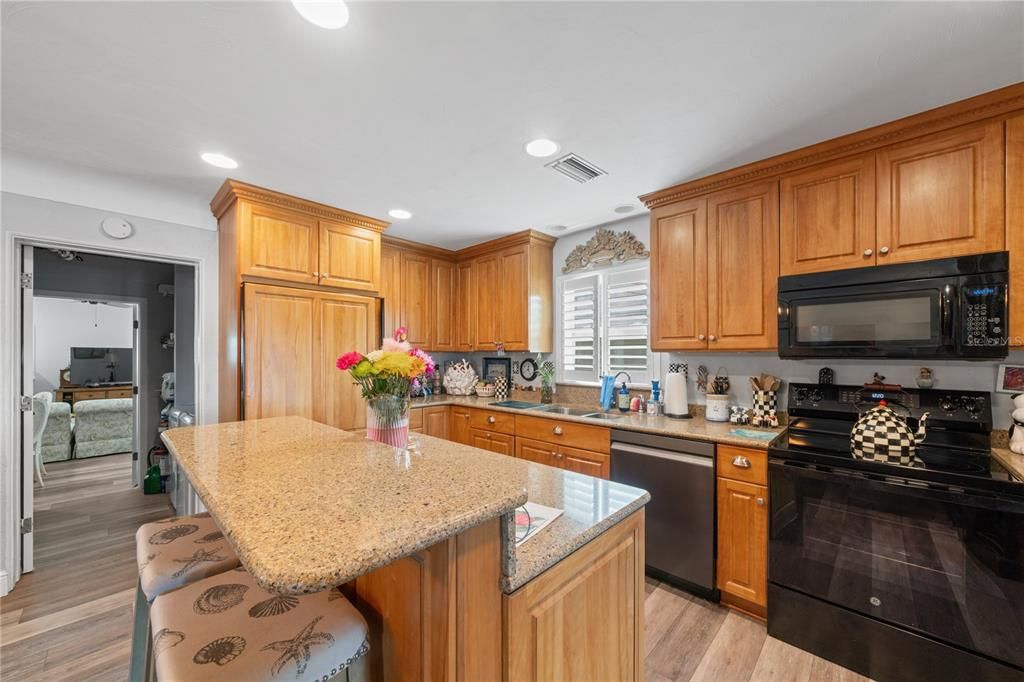 Под контрактом: $950,000 (3 спален, 3 ванн, 2072 Квадратных фут)