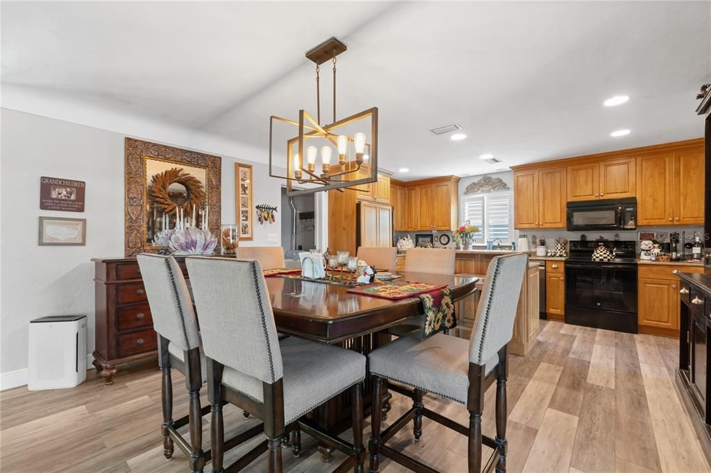 Под контрактом: $950,000 (3 спален, 3 ванн, 2072 Квадратных фут)