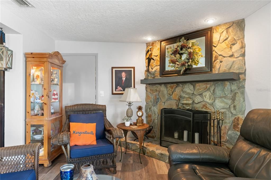 Под контрактом: $950,000 (3 спален, 3 ванн, 2072 Квадратных фут)