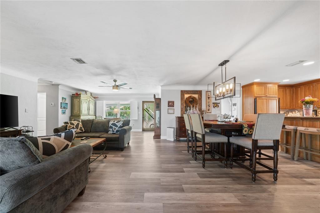 Под контрактом: $950,000 (3 спален, 3 ванн, 2072 Квадратных фут)