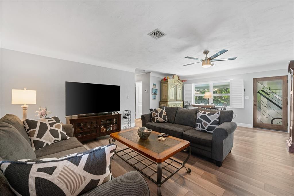 Под контрактом: $950,000 (3 спален, 3 ванн, 2072 Квадратных фут)