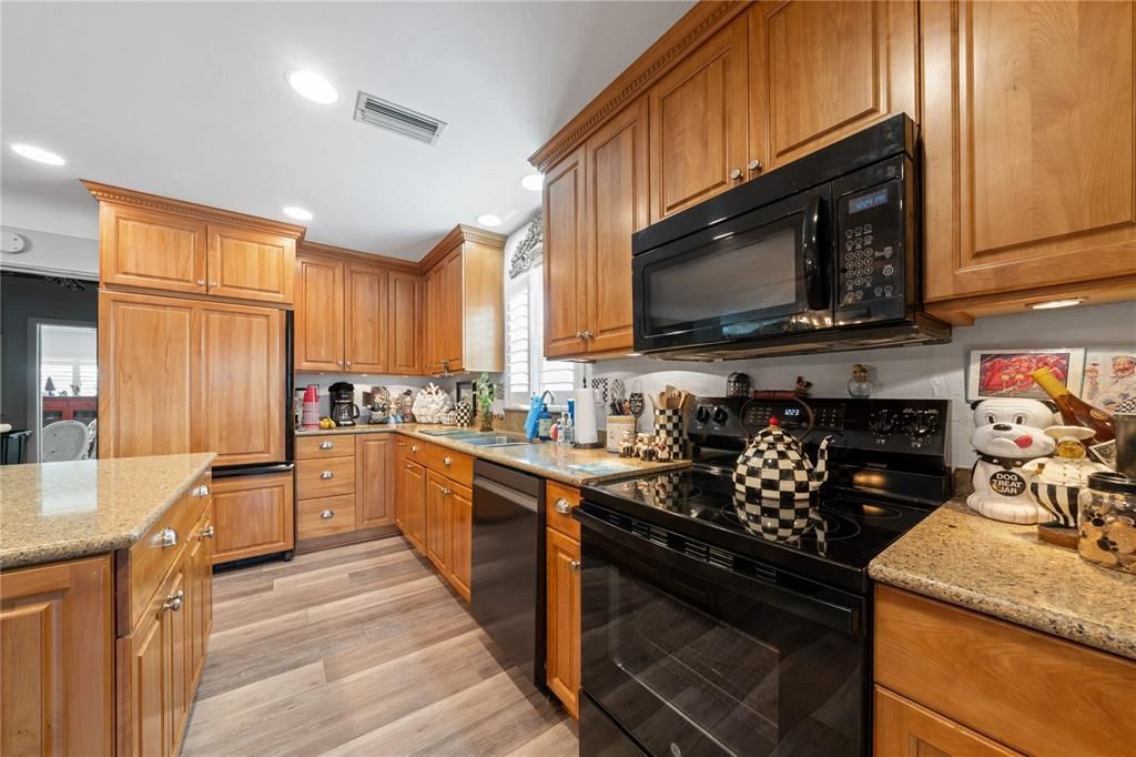 Под контрактом: $950,000 (3 спален, 3 ванн, 2072 Квадратных фут)