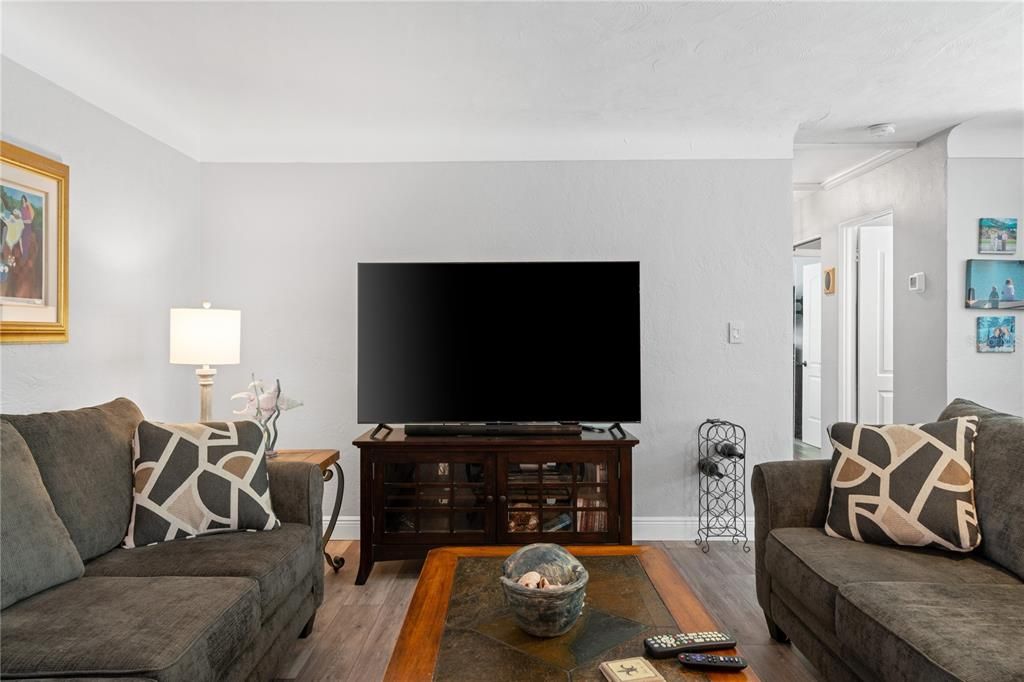 Под контрактом: $950,000 (3 спален, 3 ванн, 2072 Квадратных фут)