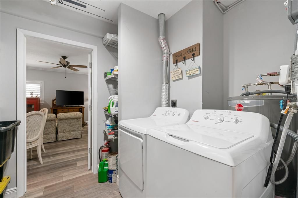 Под контрактом: $950,000 (3 спален, 3 ванн, 2072 Квадратных фут)