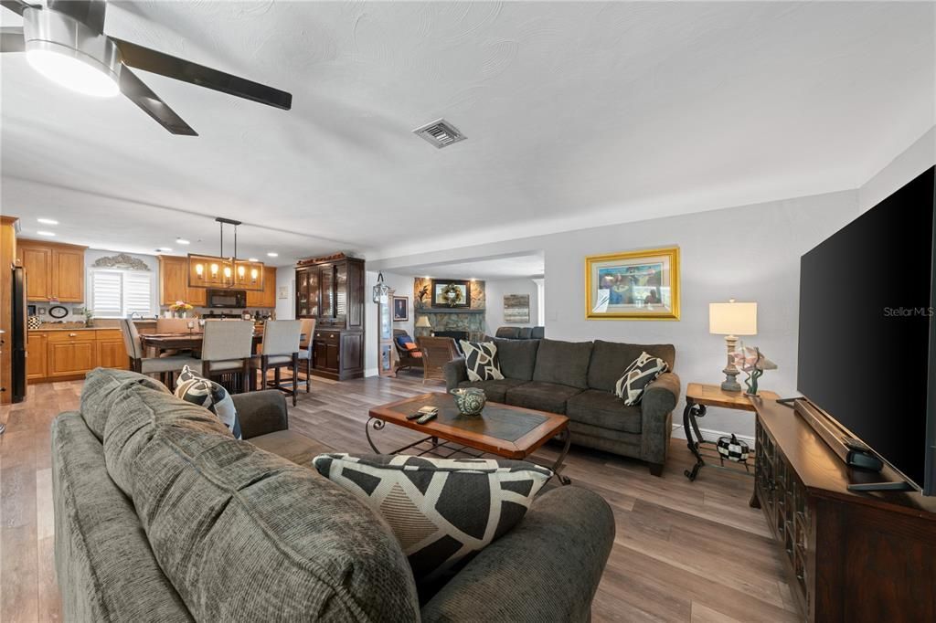 Под контрактом: $950,000 (3 спален, 3 ванн, 2072 Квадратных фут)