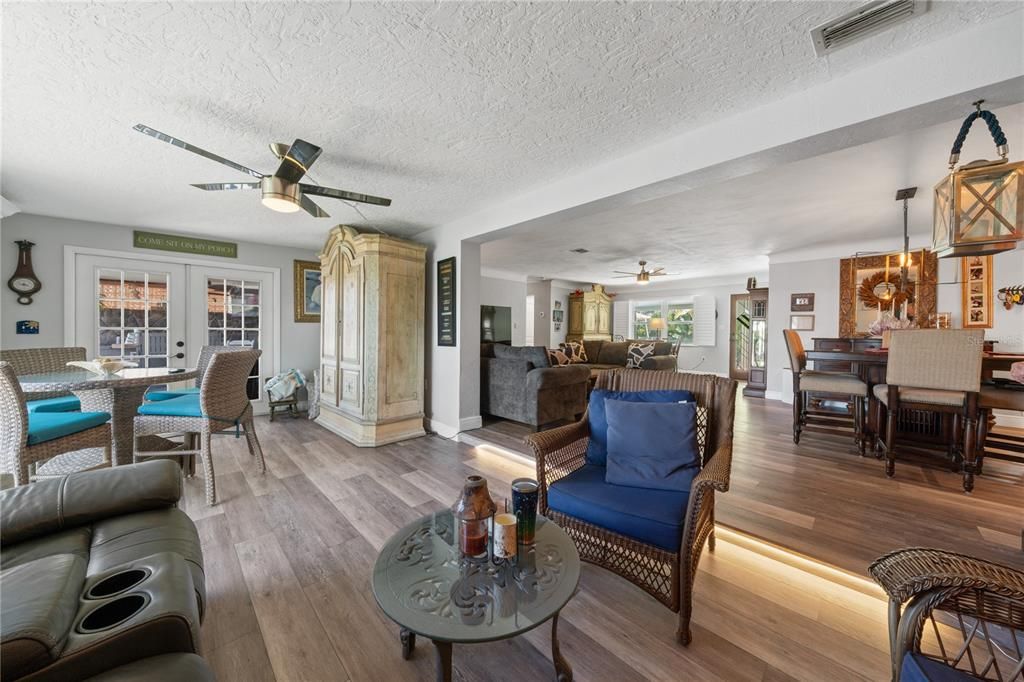 Под контрактом: $950,000 (3 спален, 3 ванн, 2072 Квадратных фут)