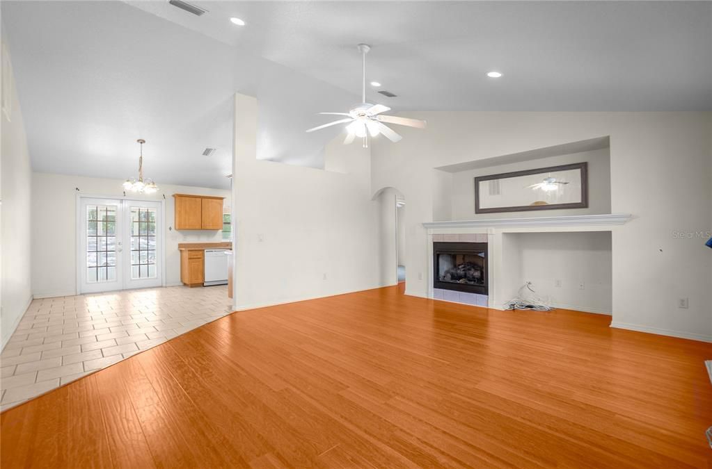 Active With Contract: $200,000 (3 beds, 2 baths, 1554 Square Feet)