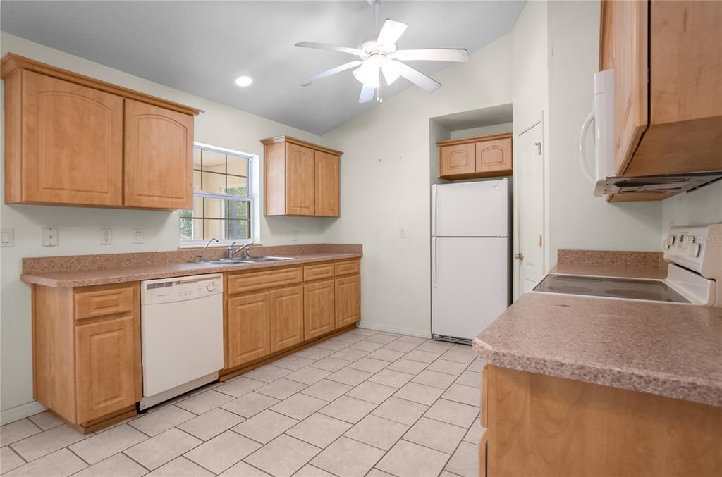 Active With Contract: $200,000 (3 beds, 2 baths, 1554 Square Feet)