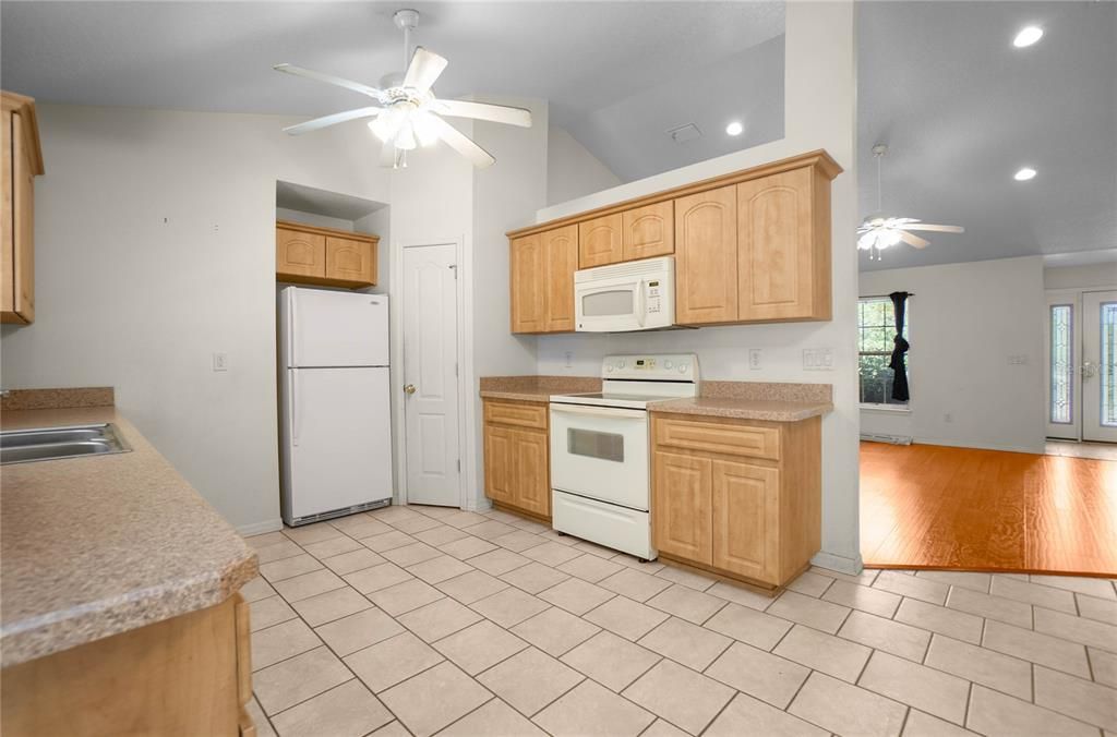 Active With Contract: $200,000 (3 beds, 2 baths, 1554 Square Feet)