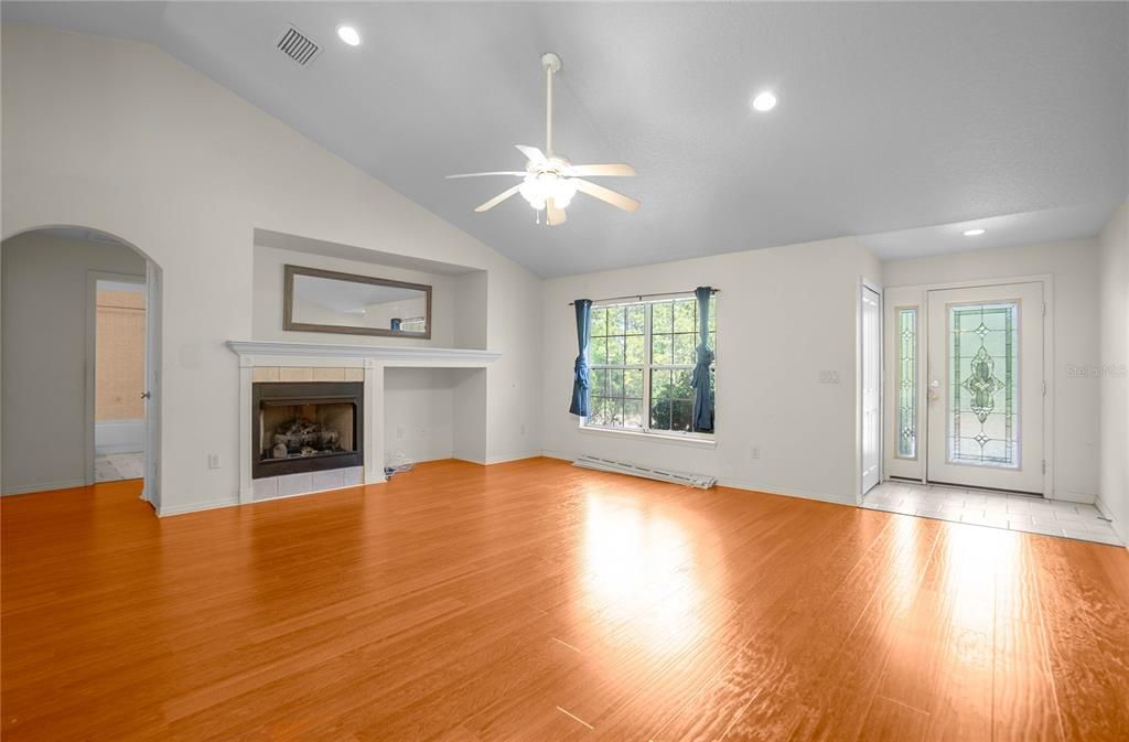 Active With Contract: $200,000 (3 beds, 2 baths, 1554 Square Feet)