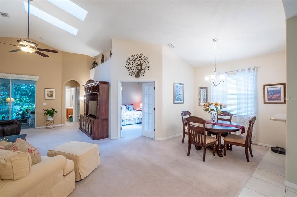 Под контрактом: $315,000 (2 спален, 2 ванн, 1649 Квадратных фут)