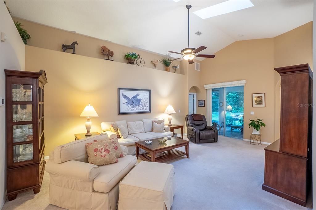 Под контрактом: $315,000 (2 спален, 2 ванн, 1649 Квадратных фут)