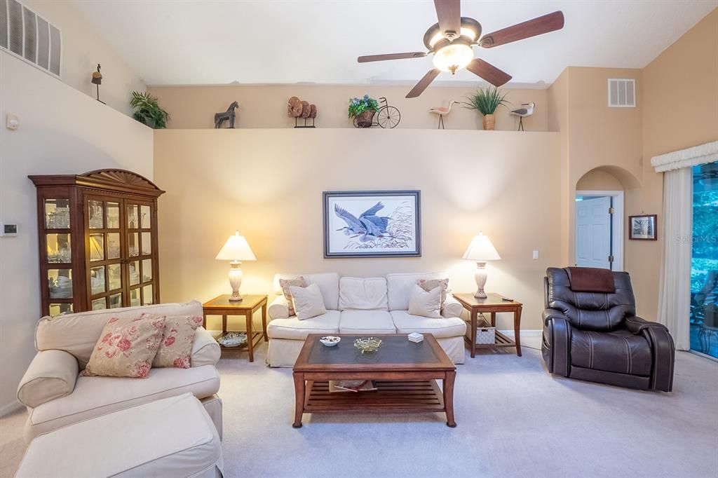 Под контрактом: $315,000 (2 спален, 2 ванн, 1649 Квадратных фут)