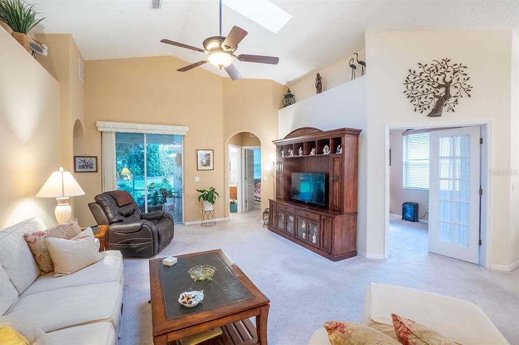 Под контрактом: $315,000 (2 спален, 2 ванн, 1649 Квадратных фут)