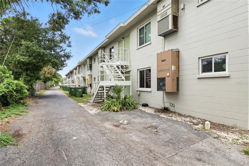 Active With Contract: $157,000 (1 beds, 1 baths, 552 Square Feet)