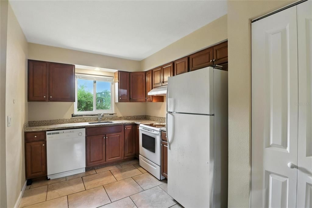 Active With Contract: $157,000 (1 beds, 1 baths, 552 Square Feet)
