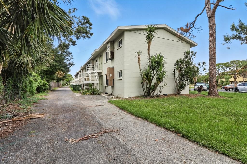 Active With Contract: $157,000 (1 beds, 1 baths, 552 Square Feet)